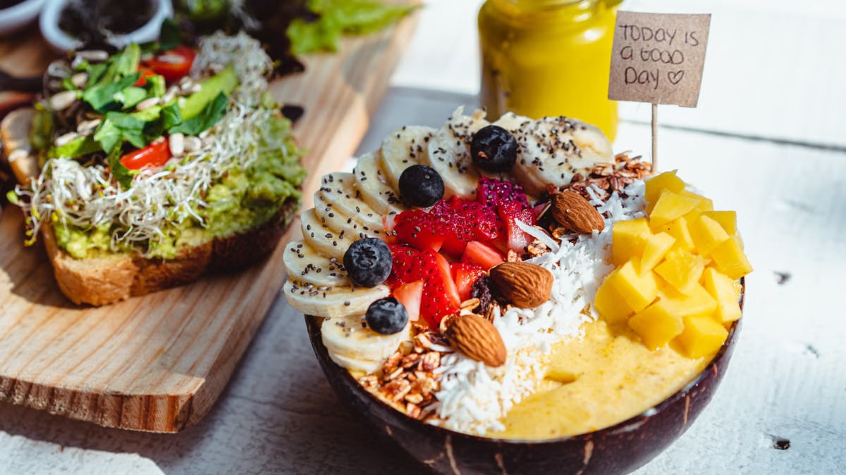 Healthy acai bowl with fresh fruits and nuts, perfect for a nutritious breakfast.